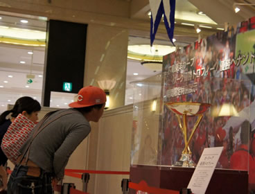 セ・リーグ優勝トロフィーと優勝ペナント、福屋（広島駅前店）で展示開始