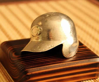 ヘルメットがぐい呑みに／3Dスキャンで製作された「赤ヘル呑み」