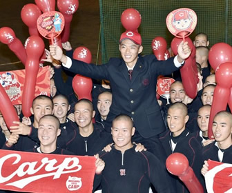 ドラフトで、地元広島出身の中村奨成（広陵高）の交渉権を獲得