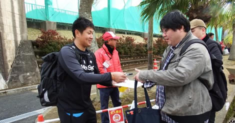 サイングッズ転売屋出没、そして天福球場正面でゲート倒れファン転倒