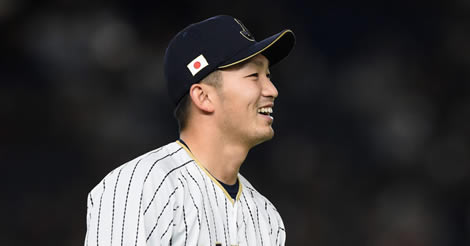 練習中もカメラが気になる誠也、返球後にカメラ目線で「アッハッハ」