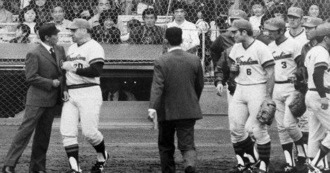 ルーツ監督の提案「赤ヘル」！だが、生みの親はわずか１５試合で退団