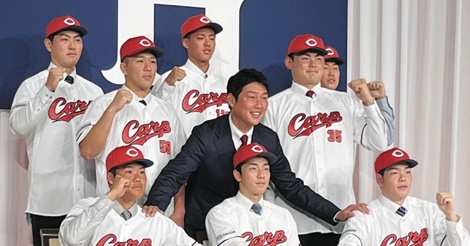 新井監督「１２球団一、家族的で温かいチーム」新入団選手発表で激励