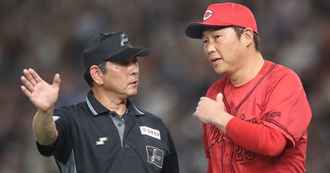 観客がファウルフライをキャッチ…守備妨害と捕球位置のリクエスト？