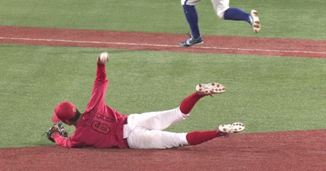 矢野が驚きの『寝投げ』、逆転許すも好守備にファン「ナイス選択」！