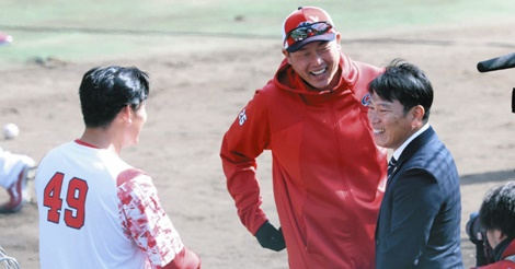 侍ジャパン・井端監督、母校・堀越高の後輩の広島４位・渡辺と対面！