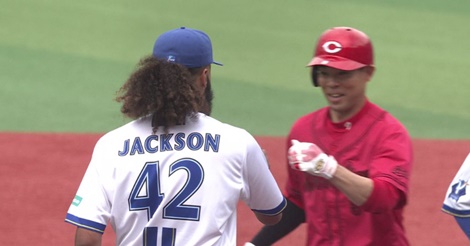 秋山の粘りにジャクソンが苦笑い…仲間もニヤニヤ、１６球勝負の末に