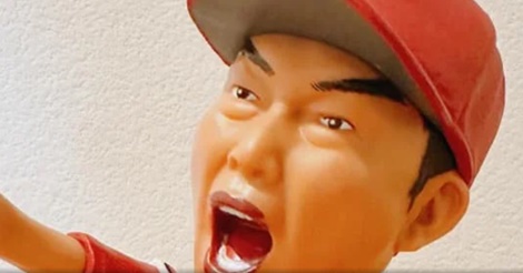 有吉弘行、広島カープ・新井監督の『人形』と共に球春の訪れを待つ！