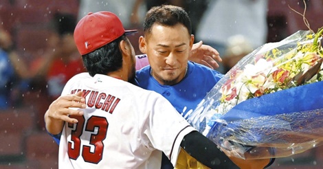 中日・中田翔「感情的になるのをすごく我慢した」…菊池涼介から花束