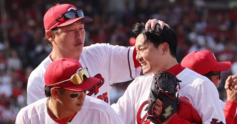 栗林が先発デビューで初完封「抑えの時よりも楽しそうに投げている」